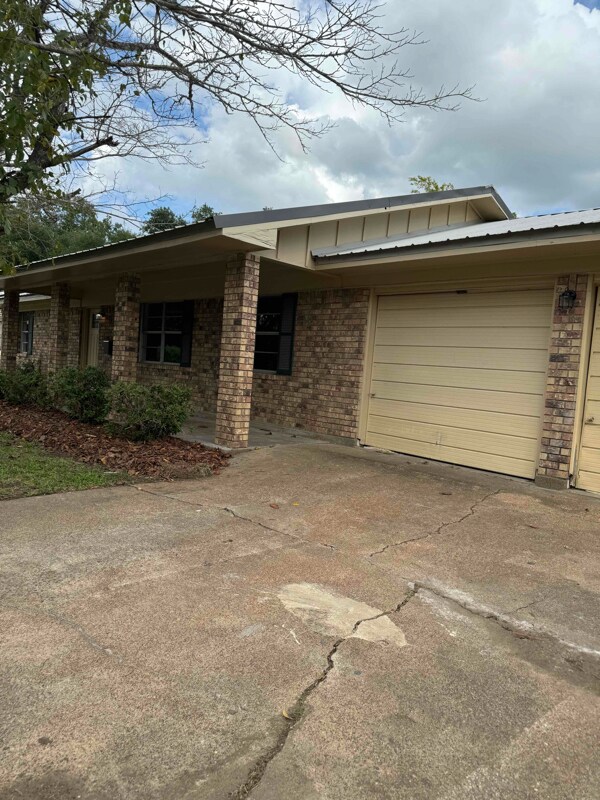 1413 Forehand St in Crockett, TX - Foto de edificio - Building Photo