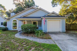 1240 Llewellyn Rd in Mount Pleasant, SC - Building Photo