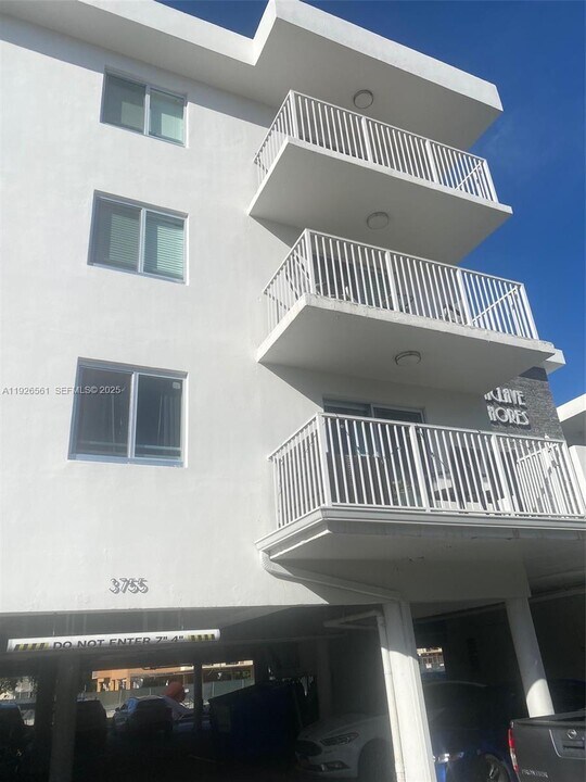 3755 NE 167th St in North Miami Beach, FL - Building Photo