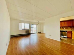 136-75-136-37 37th Ave in Queens, NY - Foto de edificio - Building Photo