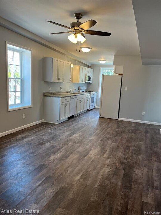 10241 Hegel Rd in Goodrich, MI - Building Photo