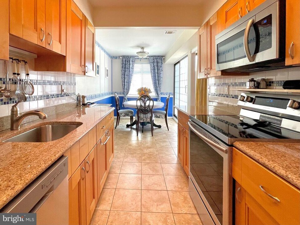 2817 Jermantown Rd in Oakton, VA - Building Photo