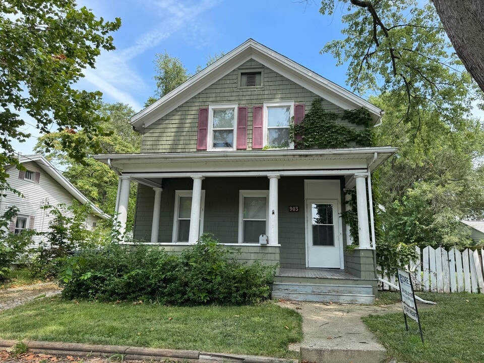 903 N Madison St in Bloomington, IL - Building Photo