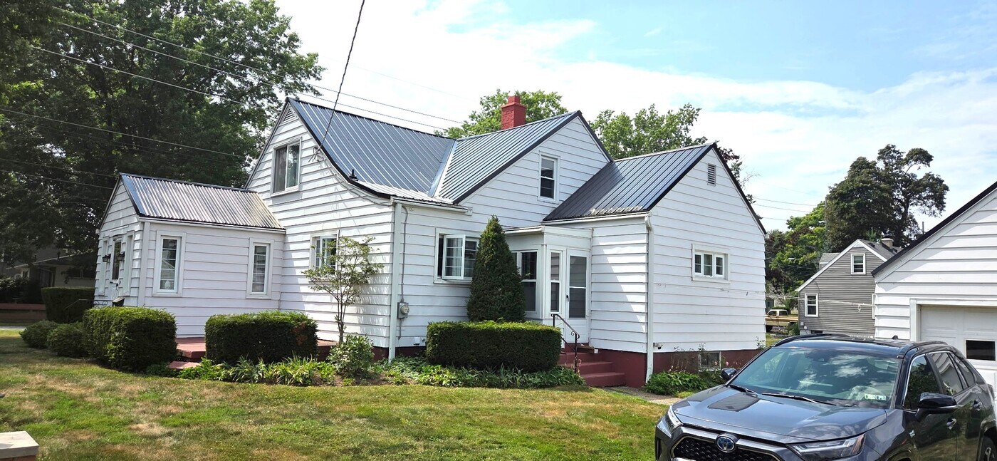 935 Marshall Dr in Erie, PA - Building Photo