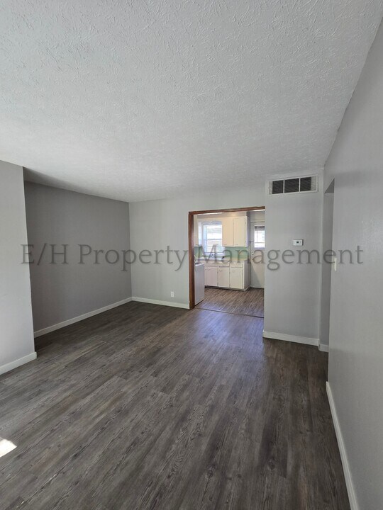 751 S Governeour Rd in Wichita, KS - Building Photo