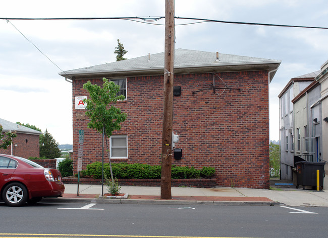 Yorkview Gardens in Carlstadt, NJ - Foto de edificio - Building Photo