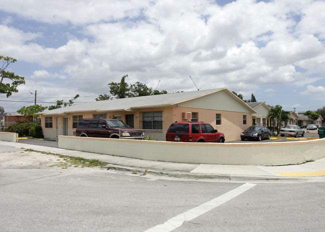 405-425 Ali Baba Ave in Opa Locka, FL - Building Photo - Building Photo