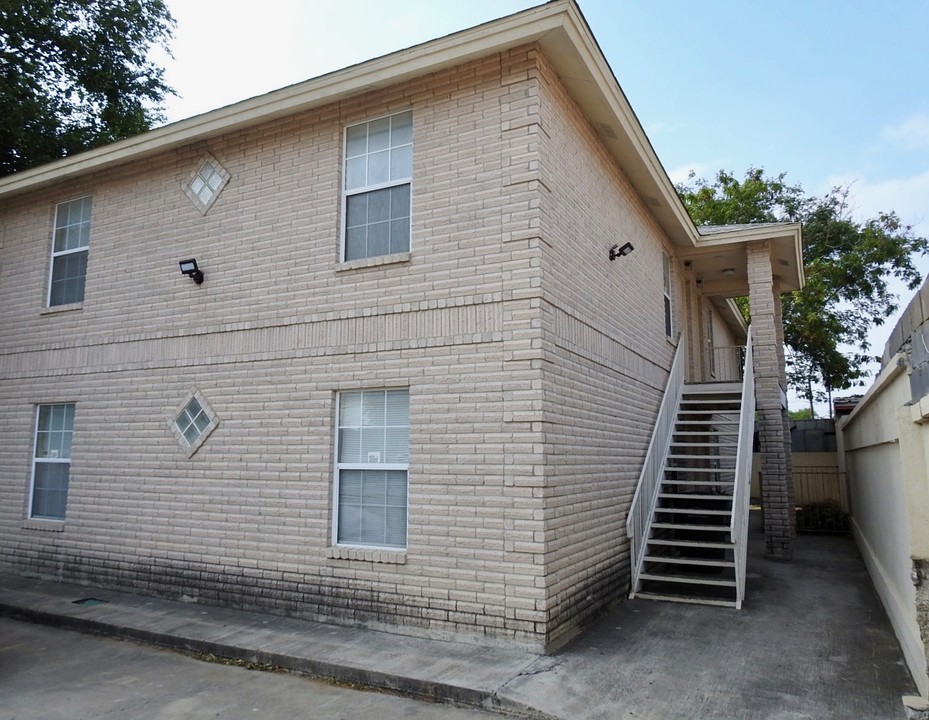 1816 Laredo St in Laredo, TX - Building Photo