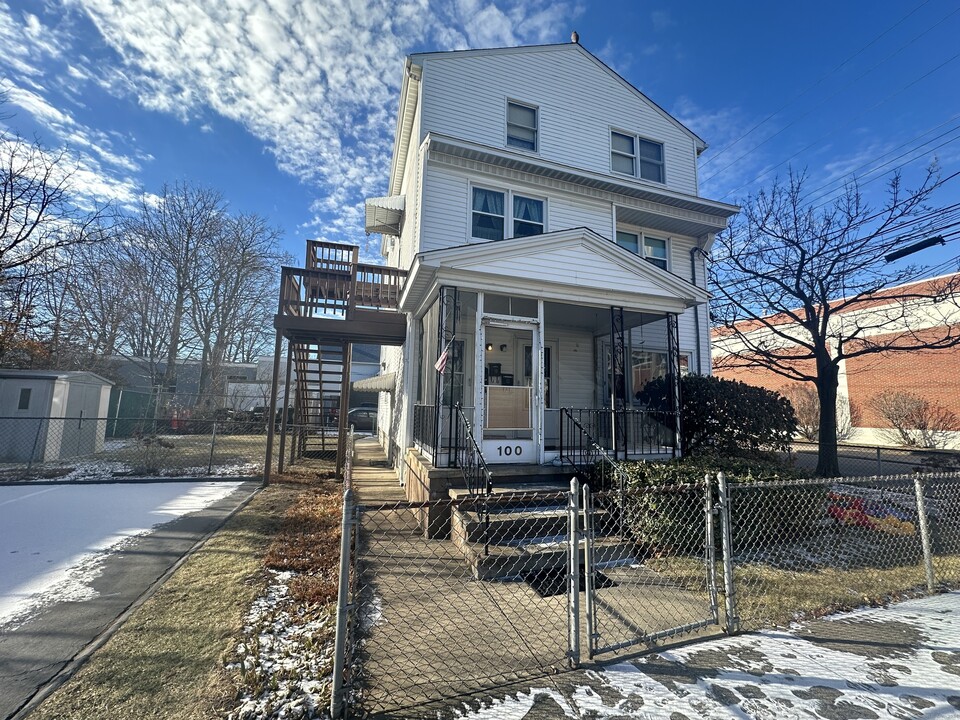 100 4th Ave in West Haven, CT - Building Photo