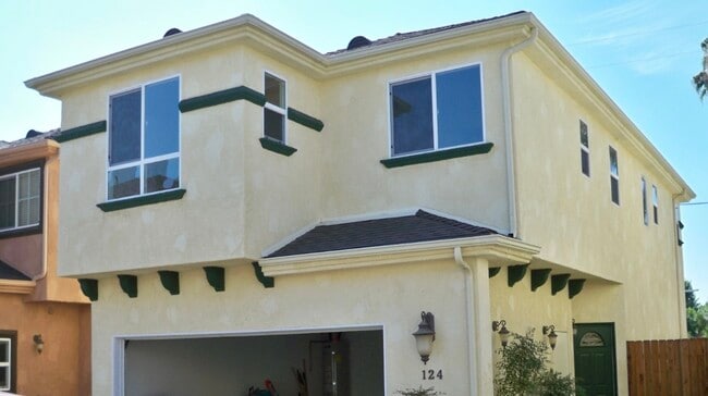 14444 Terra Bella St in Panorama City, CA - Foto de edificio - Building Photo