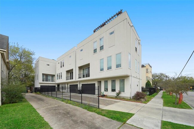 1810 Branard St in Houston, TX - Building Photo - Building Photo