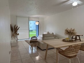 9440 Fontainebleau Blvd, Unit 109 in Miami, FL - Building Photo - Building Photo