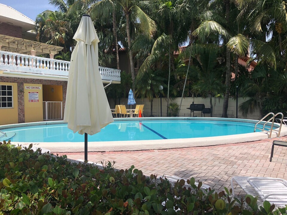 2424 SE 17th St in Fort Lauderdale, FL - Building Photo
