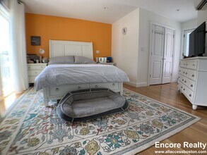 12 Bradbury St, Unit 1 in Boston, MA - Foto de edificio - Building Photo