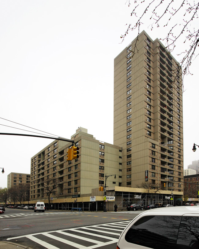 Lakeview Apartments in New York, NY - Foto de edificio - Building Photo