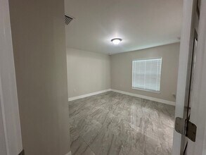 856-858 Milwaukee Blvd in Lehigh Acres, FL - Building Photo - Building Photo