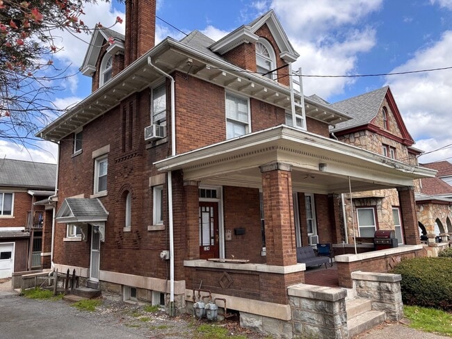 property at 124 S Walnut St