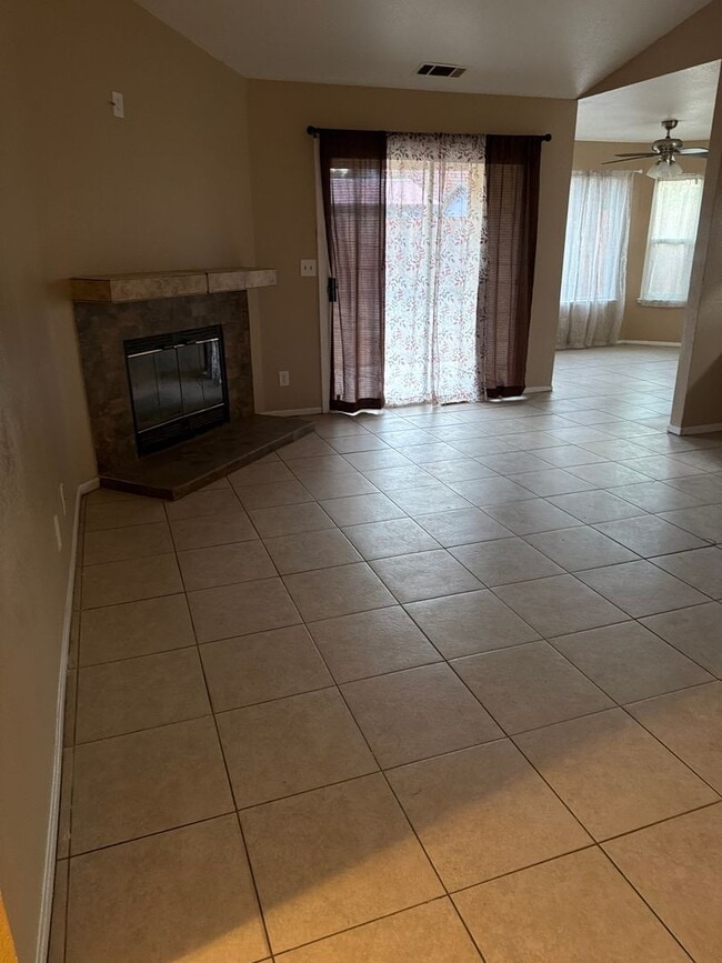 2127 Park View Dr in Los Banos, CA - Building Photo - Building Photo