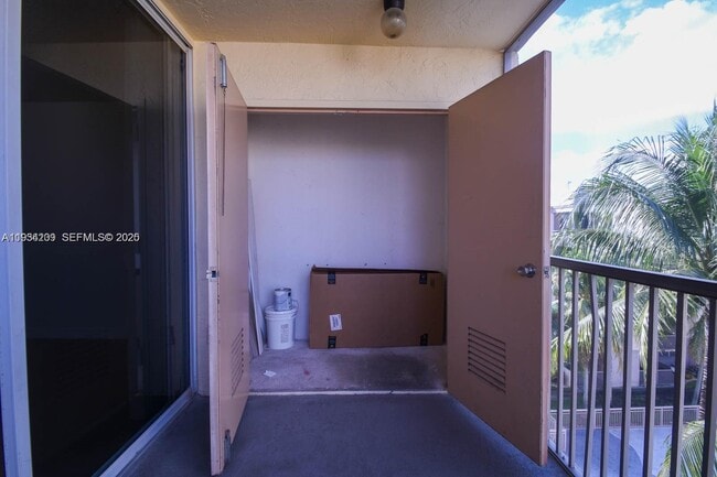 8215 Lake Dr in Doral, FL - Foto de edificio - Building Photo