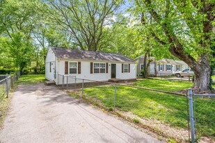 228 Tobacco Rd in Clarksville, TN - Building Photo