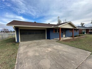 814 S 11th St in Rogers, AR - Building Photo - Building Photo