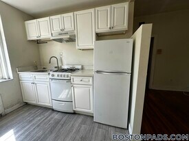 126 Warren St in Boston, MA - Building Photo
