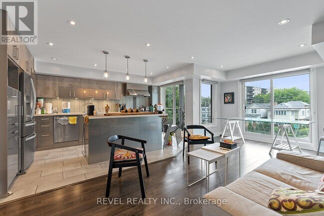 property at 2504 Lake Shore Blvd W