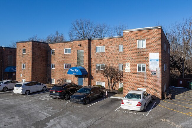 Plaza Place in Philadelphia, PA - Building Photo - Building Photo