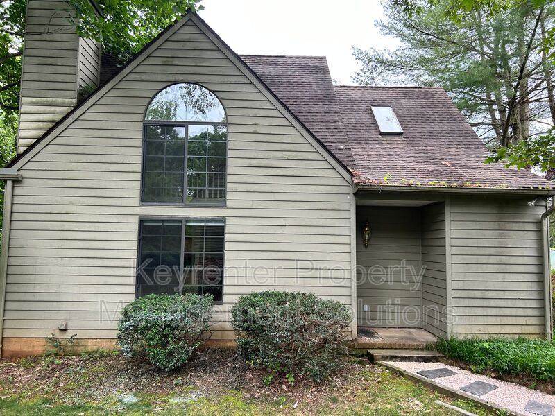 1029 Amber Ridge Rd in Charlottesville, VA - Building Photo