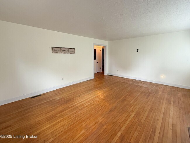 1445 Campbellsville Rd in Hodgenville, KY - Building Photo - Building Photo