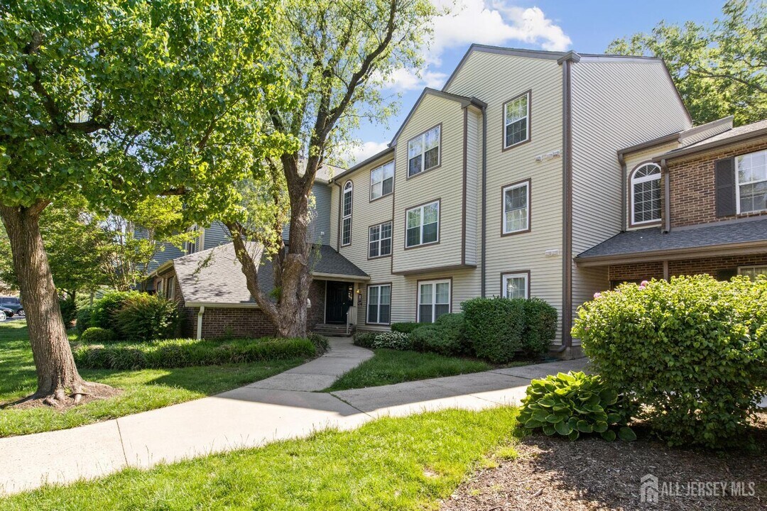 6072 Cedar Ct in Monmouth Junction, NJ - Building Photo