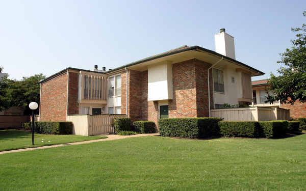 Amesbury Apartment Townhomes in Dallas, TX - Building Photo