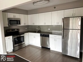 2551 N Clark St, Unit 402 in Chicago, IL - Building Photo - Building Photo