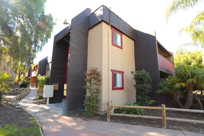 Coronado Del Sol Apartments in Vista, CA - Building Photo - Building Photo