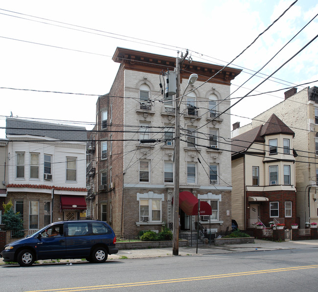 1400-1402 Palisade Ave in Union City, NJ - Building Photo - Building Photo