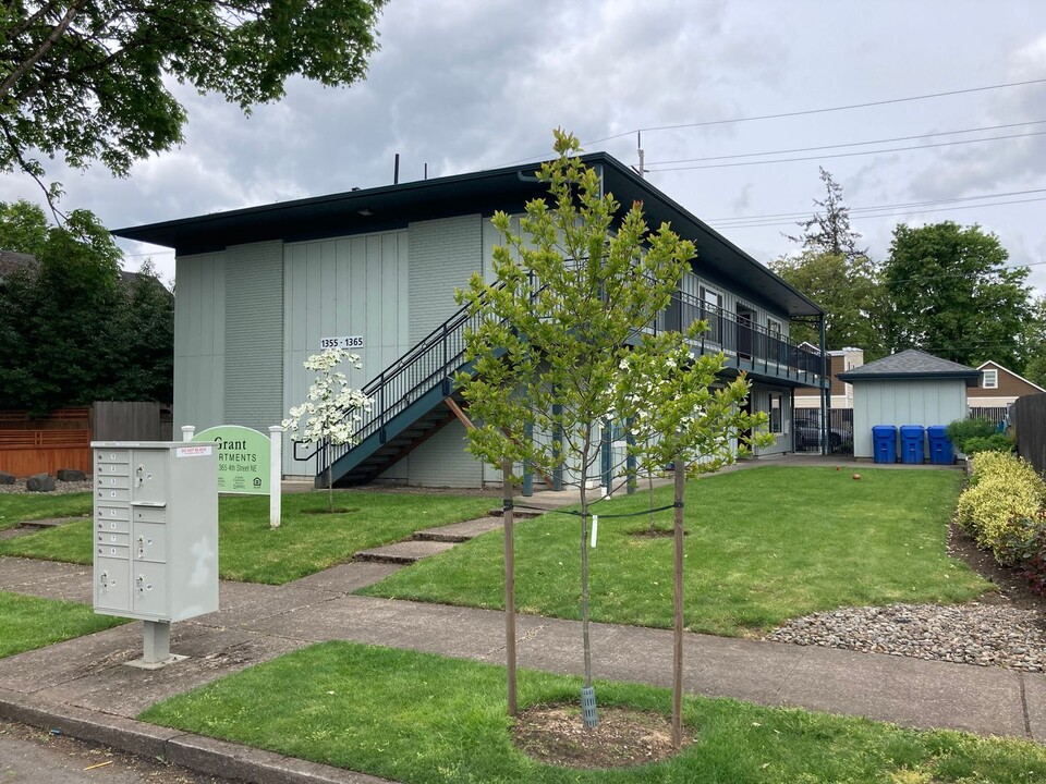 1355-1365-1365 4th St NE in Salem, OR - Foto de edificio