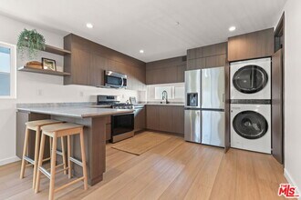 843 Mariposa Ave in Los Angeles, CA - Foto de edificio - Building Photo