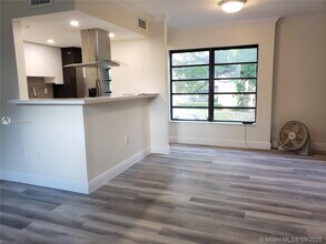 235 Antilla Ave-Unit -8 in Coral Gables, FL - Foto de edificio - Building Photo