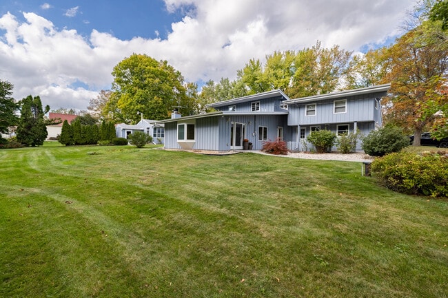 4705 Highland Park Dr in Slinger, WI - Building Photo - Building Photo