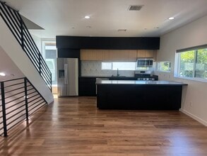 5638 Woodman Ave in Van Nuys, CA - Foto de edificio - Building Photo