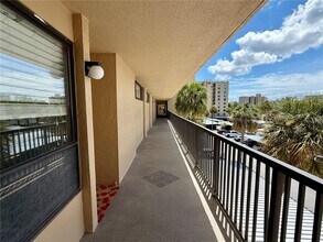 2617 Cove Cay Dr in Clearwater, FL - Foto de edificio - Building Photo