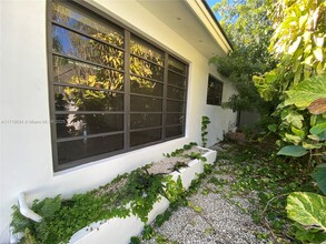 1101 Bay Dr in Miami Beach, FL - Building Photo - Building Photo