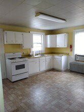 7 Locust Ave, Unit 2nd Floor in Danbury, CT - Foto de edificio - Building Photo