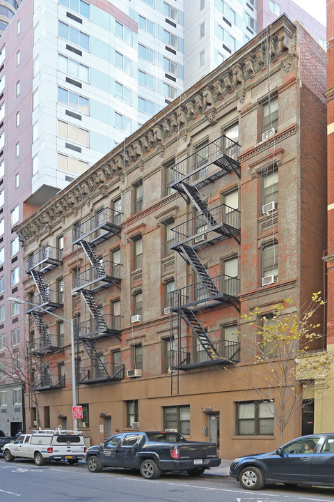 302-306 E 38th St in New York, NY - Building Photo