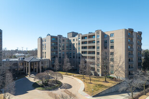 Barclay Place in Lincolnwood, IL - Building Photo