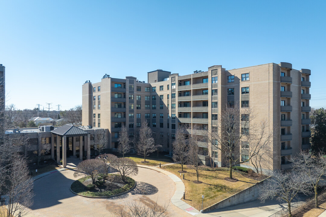 Barclay Place in Lincolnwood, IL - Building Photo
