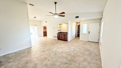 7805 Pine Trace Dr in Sarasota, FL - Foto de edificio - Building Photo