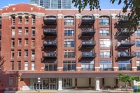 360 W Illinois St, Unit 2 in Chicago, IL - Foto de edificio - Building Photo