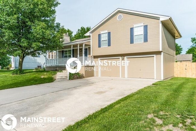 2107 Sunset Cir in Pleasant Hill, MO - Building Photo - Building Photo