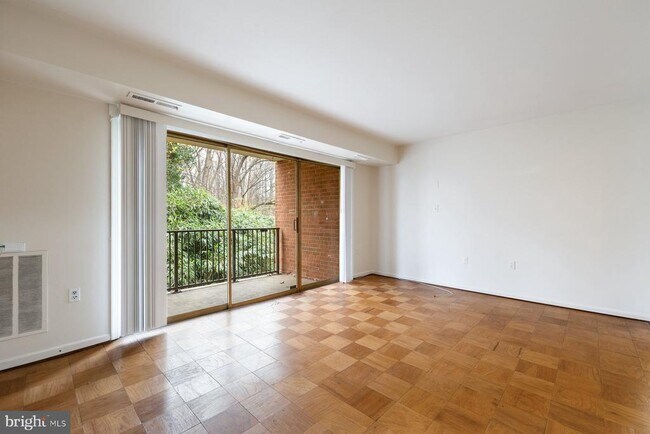 876 College Pkwy in Rockville, MD - Foto de edificio - Building Photo